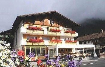 Hotel Kruezli Sedrun Buitenkant foto