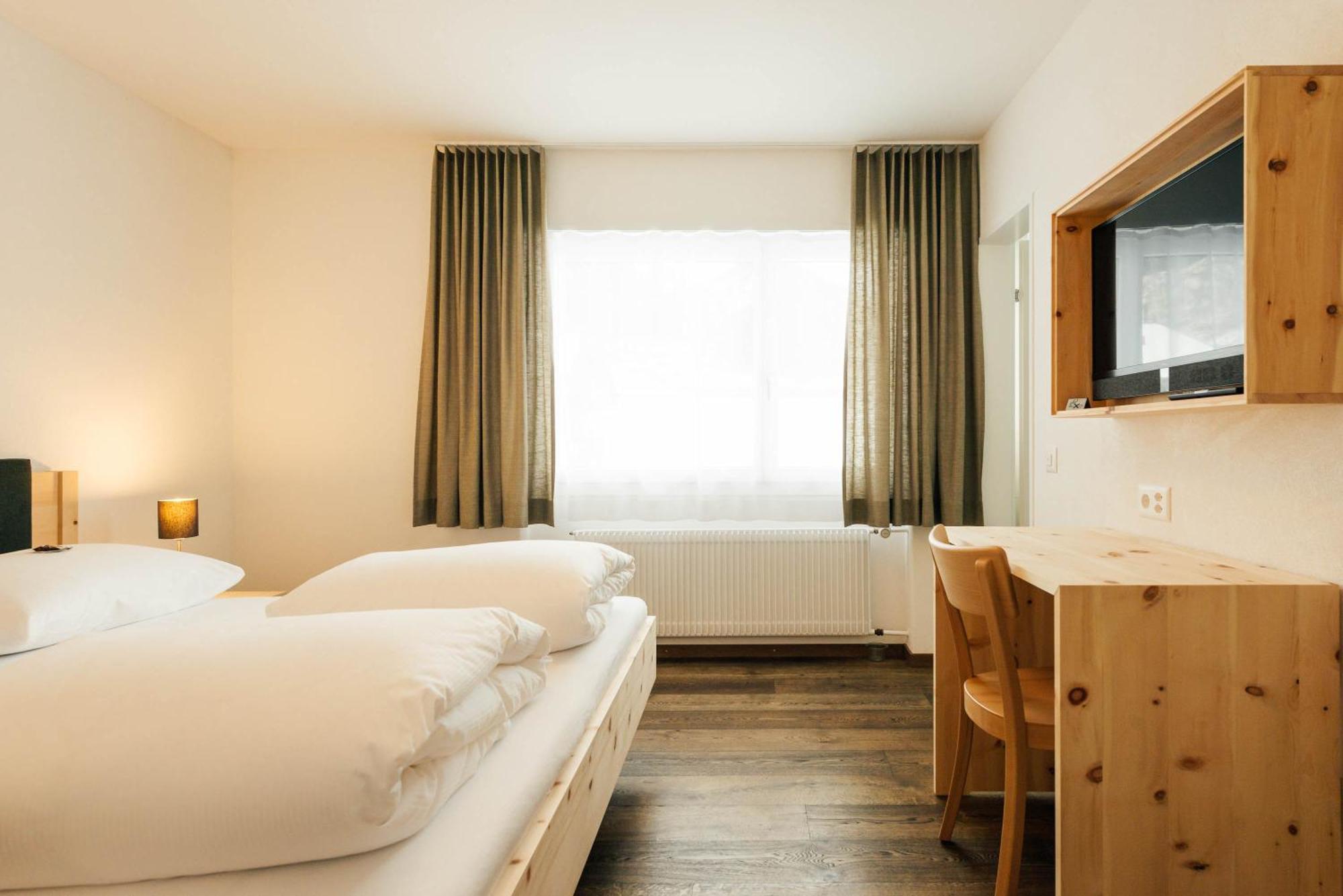 Hotel Kruezli Sedrun Kamer foto
