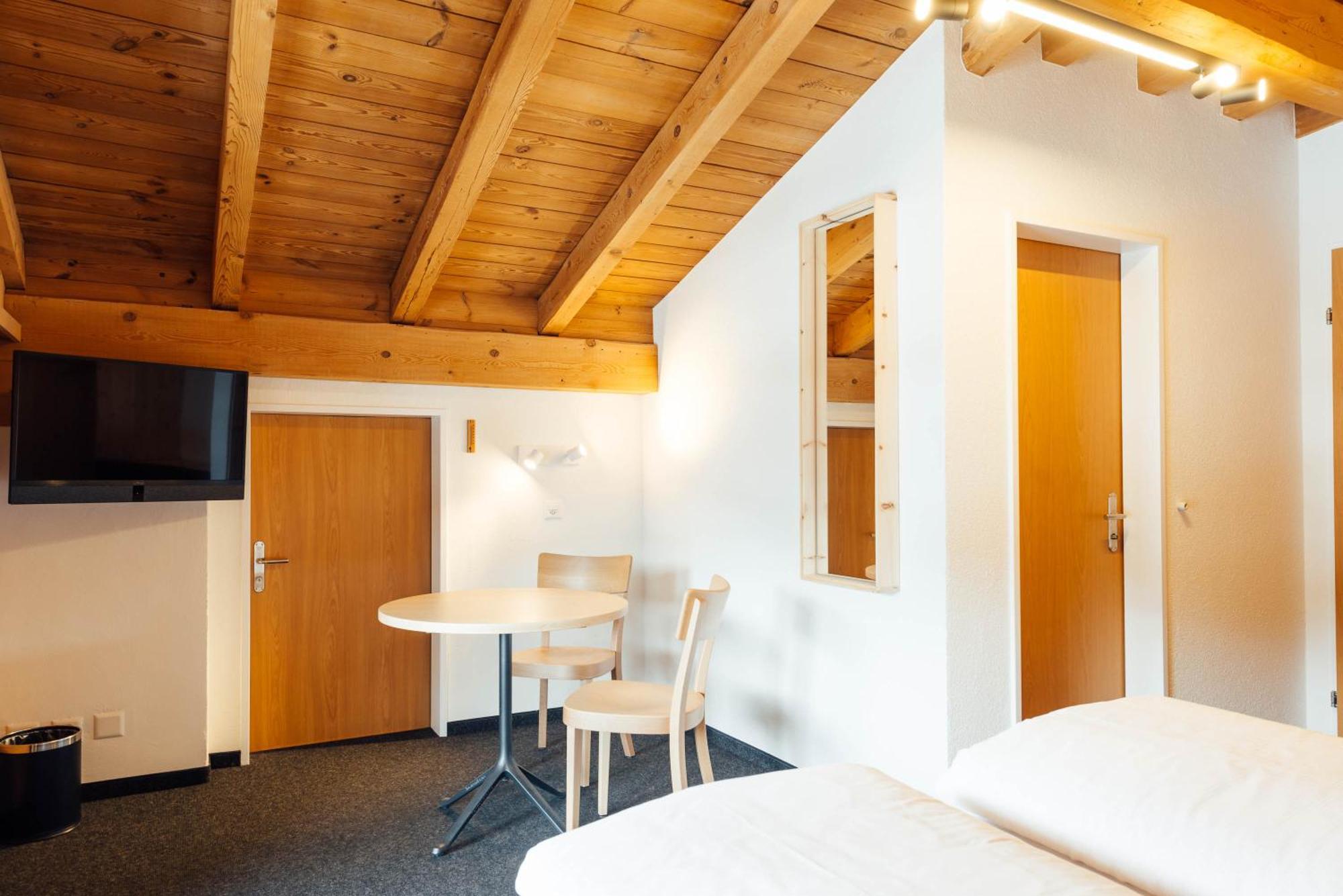Hotel Kruezli Sedrun Kamer foto