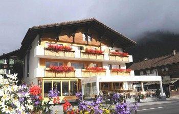 Hotel Kruezli Sedrun Buitenkant foto